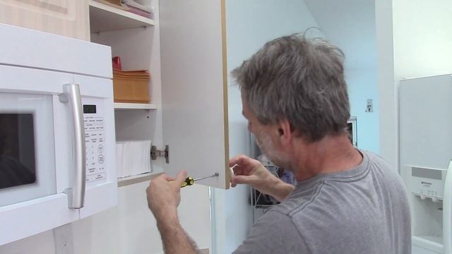 Removing Melamine (the plastic stuff on cabinets). смотреть онлайн