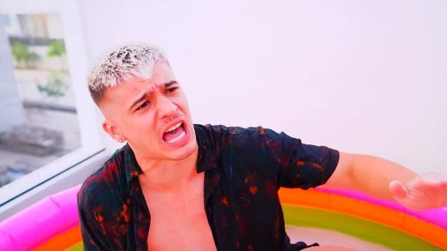 КТО ПОСЛЕДНИЙ ПОКИНЕТ КРЫШУ ПОЛУЧИТ... смотреть онлайн