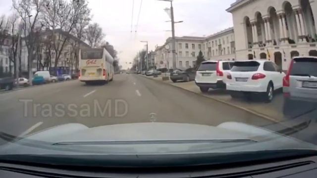 Un polițist din Chișinău pretinde că acest șofer a trecut la roșu смотреть онлайн
