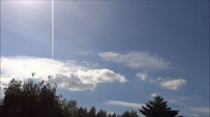 Самолеты над Крышами Домов. Красиво летят. Англия. Рядом аэропорт Heathrow