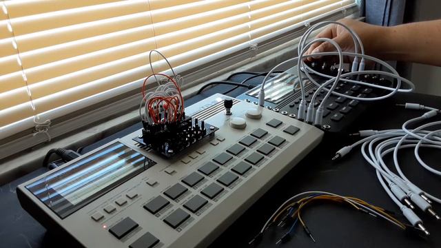 Circuit-bent Roland TR-505 x Alesis SR-16 смотреть онлайн