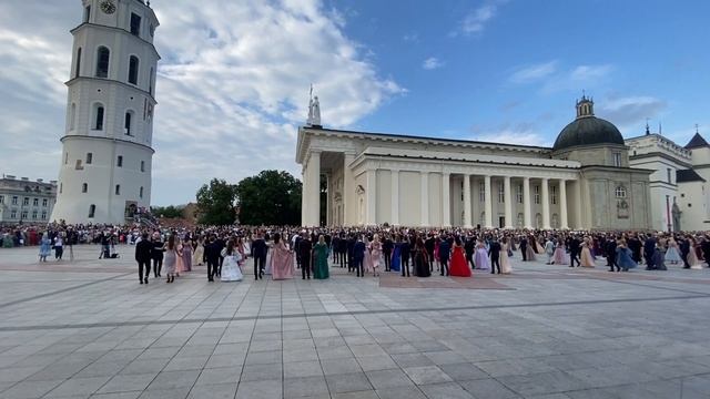 Прогулка с Natalex/841: как станцевали полонез в #vilnius 130 пар выпускников польских школ. смотреть онлайн