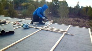 Сам строю домик из самана (соломы). 8 часть. Крою односкатную крышу рубероидом.