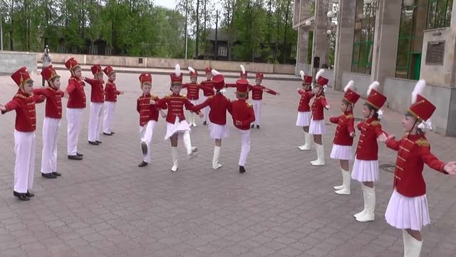 Большой сборник танцев у музея Калашникова смотреть онлайн