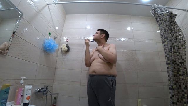 Руслан Гительман бреет бороду и усы в ванной комнате (18+) смотреть онлайн