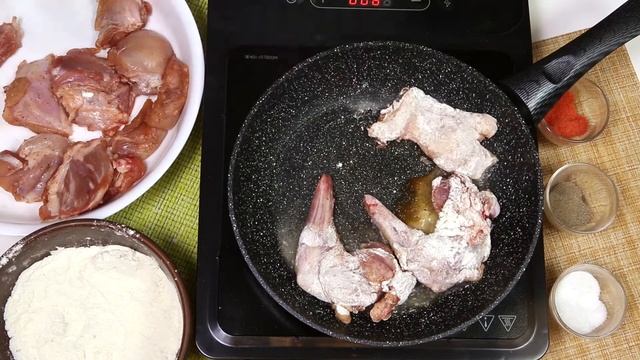 Кролик тушеный/Кусочки Тушить с Овощами Помидоры лук и чеснок/Гарнир отварной Картофель Зелень/Ужин смотреть онлайн
