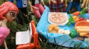 Маринетт с одноклассниками в походе выполняют задания от подписчиков