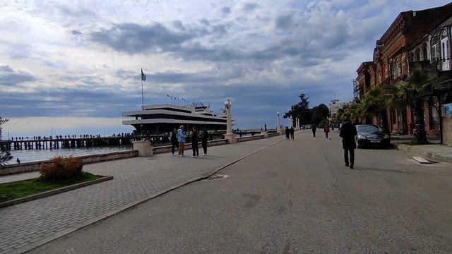 Как проводят время пенсионеры в Абхазии. Столица Абхазии Сухум. Гуляем по набережной. Абхазия 2023. смотреть онлайн