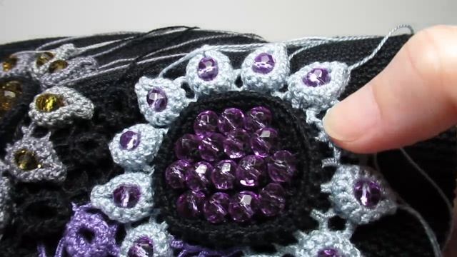 Сделала оба цветка на поверхности сумки смотреть онлайн