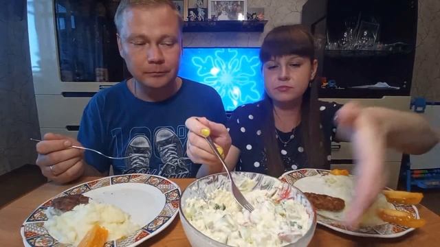 Мукбанг. Картофельное пюре и котлеты | Mukbang. Mashed potatoes and cutlets смотреть онлайн