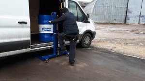 Как поднять бочку 200 кг. www.baltiaoil.lv подъёмник для загрузки бочек (drum lifter)