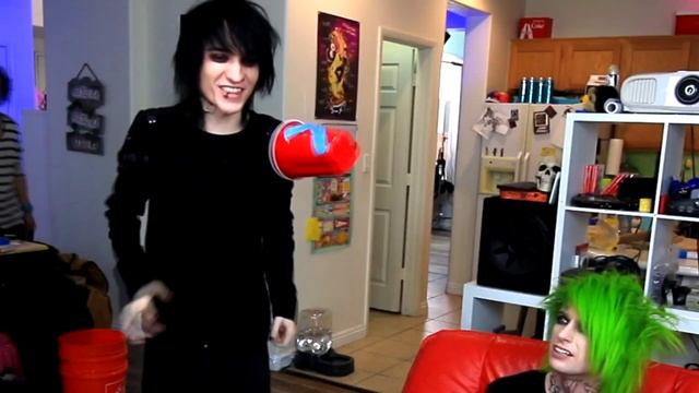 7 НЕЛЕПЫХ СТЕРЕОТИПОВ ОБ ЭМО смотреть онлайн