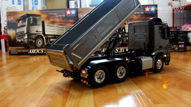 1:14 Tamiya Mercedes-Benz Arocs(아록스) 3348 6x4 Tipper Truck LIGHT GUN METAL & ACU-01 смотреть онлайн