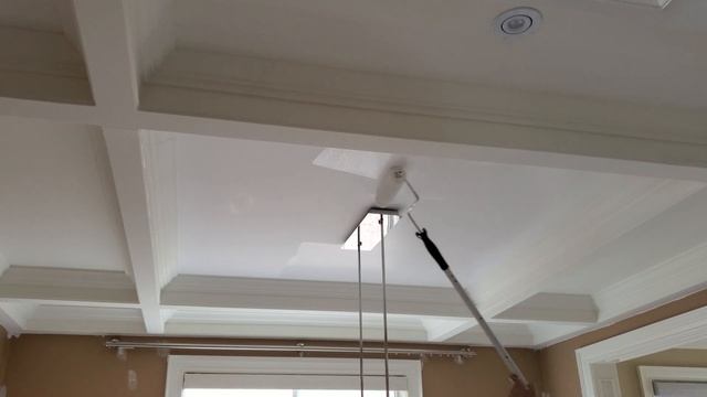 How to paint a ceiling - Rolling part of a waffled ceiling смотреть онлайн