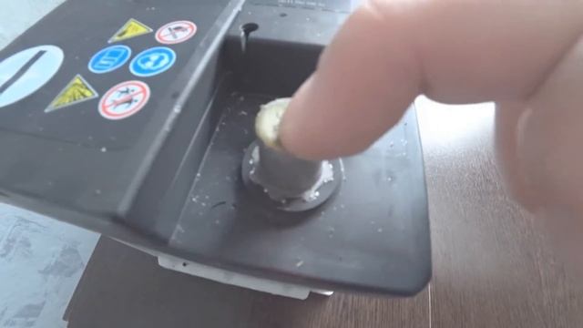 Туарег, снятие двух аккумуляторов, которым 10 лет, зарядка и установка обратно смотреть онлайн