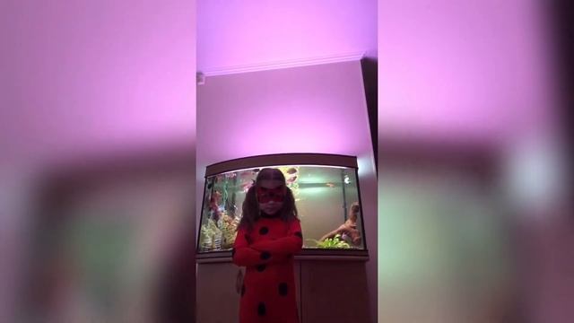 Девочка в костюме Леди Баг. смотреть онлайн