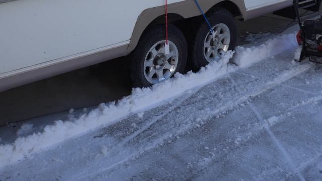 Snowblower BATTERY VS GAS! Toro Power Clear vs Honda 621 смотреть онлайн
