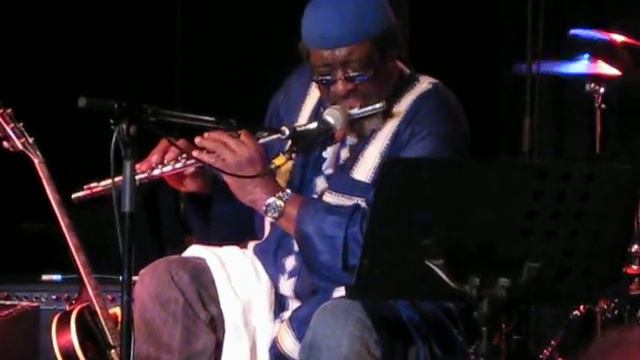James Blood Ulmer - playing the flute - Live in Berlin (2/5) смотреть онлайн