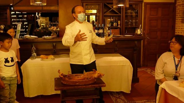 Молочный поросенок в знаменитом ресторане в Сеговии под акведуком смотреть онлайн