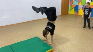 КАК НАУЧИТЬСЯ ХОДИТЬ НА РУКАХ И СТОЯТЬ ОБУЧЕНИЕ!