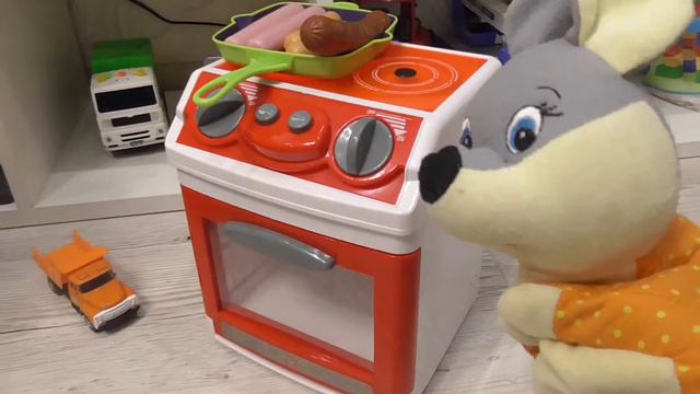 Мышонок Жарит сосиски на плите! Игра как мультик для детей! смотреть онлайн