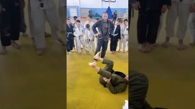 Бразильское джиу джитсу. Детали создания жесткости в использовании ног (guard /triangle choke) смотреть онлайн