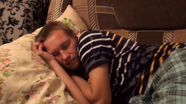 21 08 2015 Даниил спит и храпит лежа на боку с закрытым ртом смотреть онлайн