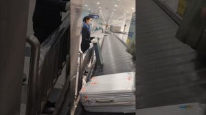 В аэропорту Пекина есть специальный сотрудник, который смягчает падение чемоданов при разгрузке
