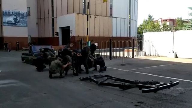 Военные разбирают УАЗ 469 за 3 минуты смотреть онлайн
