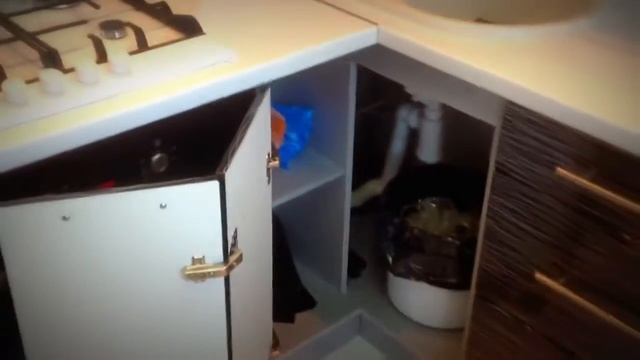 Кухня: белый верх голограмма, черный низ голограмма, белая столешница смотреть онлайн