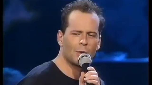 Брюс Уиллис 1987 ,поет песню 