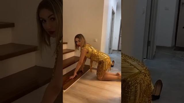 Чего стоишь, иди сюда, где была, почему колготки порваны, как упала?/ Лучшие интересные видео ТикТо