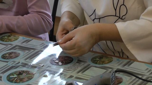 Поделки-переделки. Изготовление новогоднего костюмчика зайки в виде ушек и манишки смотреть онлайн