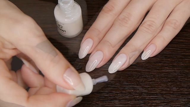 Нежный дизайн ногтей в молочном цвете (обычный лак) смотреть онлайн