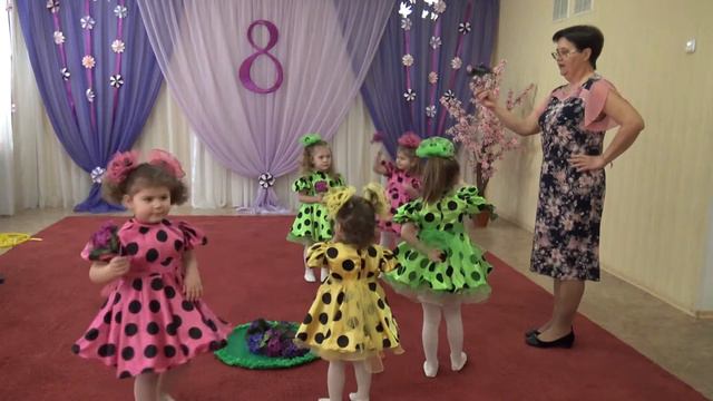 Танец с цветами. Діти квіти в руки взяли смотреть онлайн