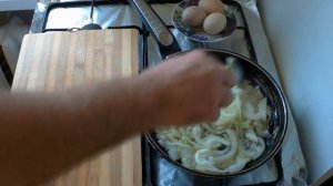 Яичница с луком. Готовим очень быстро
