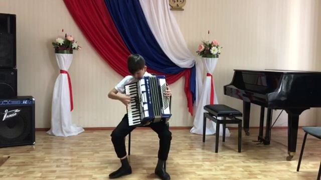 Кустов Сергей 11 лет, Шаинский Владимир " Голубой вагон" преподаватель Топчий Светлана Геннадьевна смотреть онлайн