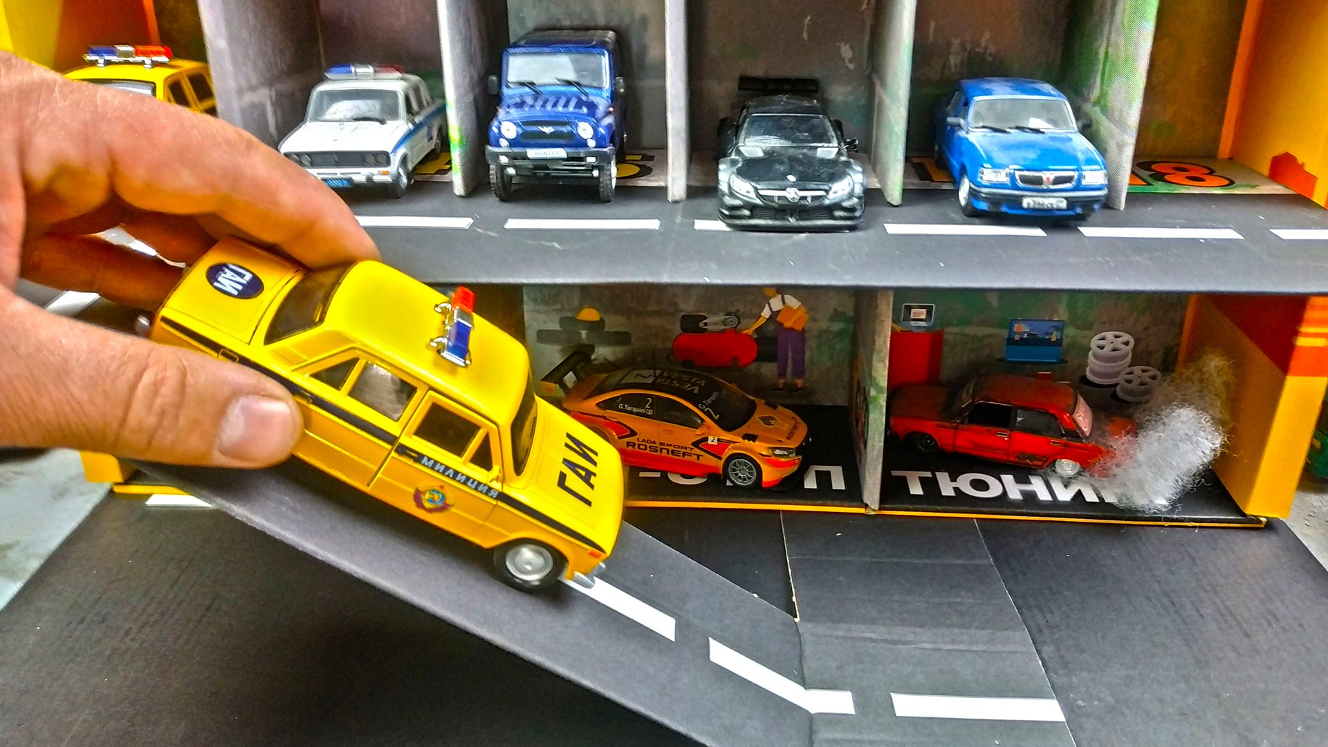 Классный ГАРАЖ ДЛЯ МАШИНОК QBRIX. Парковка для моделек. Про машинки. смотреть онлайн