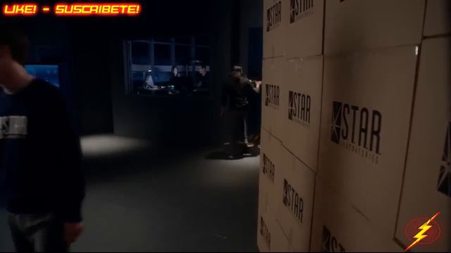 THE FLASH - Barry Allen prueba la caminadora que le construyo Cisco - THEFLASHFANS смотреть онлайн