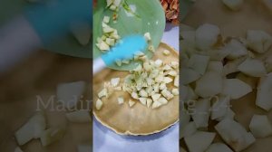 Пирог с яблоками и с малиновым джемом это очень вкусно ?