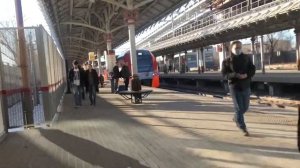 Лифт и электропоезда «ЭС2Г (Ласточка)» на станции «Окружная» (МЦК) // 19 марта 2022 года