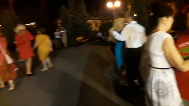 Последний луч света ушедшего лета!!!Танцы в парке Горького!!!Харьков 2021 смотреть онлайн