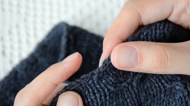 МАЛЕНЬКИЙ ЛАЙФХАК ПРИ ЗАКРЫТИИ ПЕТЕЛЬ ГОРЛОВИНЫ. Уроки вязания спицами || НАЧНИ ВЯЗАТЬ! смотреть онлайн