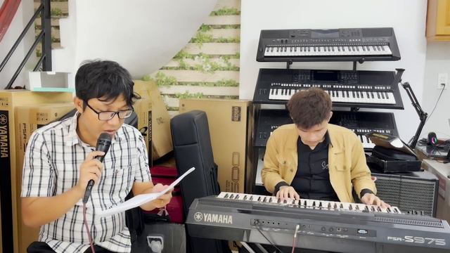 Cao thủ trẻ ghé mua sample, đàn Sang hát 1 bài Bolero cực hay. Mưa Đêm Tỉnh Nhỏ смотреть онлайн