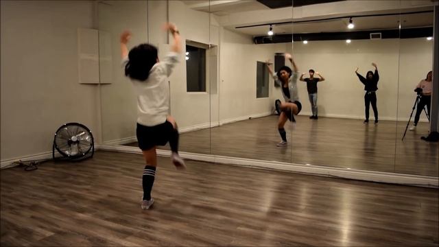 MOMOLAND "BBoom BBoom" Dance Tutorial (Intro, Chorus, Breakdown) смотреть онлайн