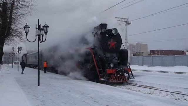 Паровоз Л-2331 на Рижском вокзале в Москве// Паровоз дымит