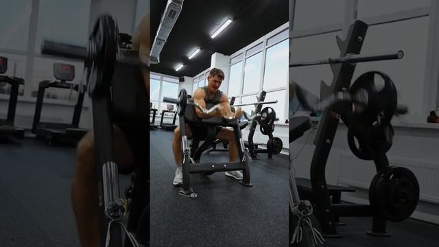 Упражнение на бицепс. Сгибание рук на скамье Скотта. #упражнения #тренировки #какнакачать смотреть онлайн