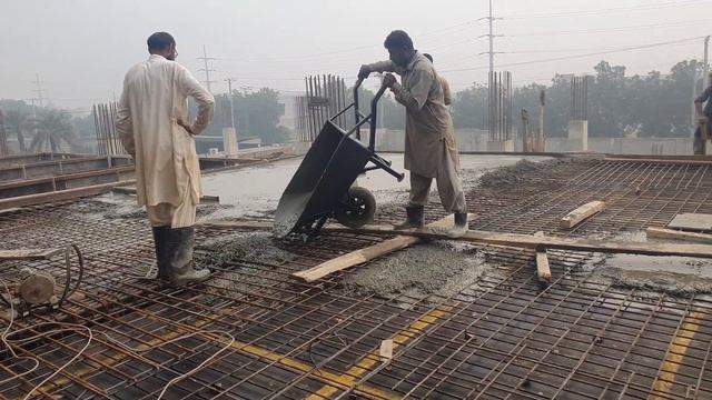 Using lift to lift up load | First panel roof concrete of Jet loom hall смотреть онлайн