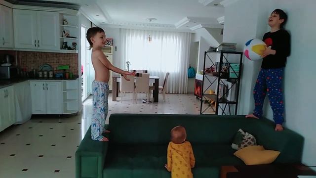 Свободное время, игры с братом смотреть онлайн
