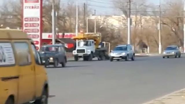 Машина с выдвижной люлькой с электромонтёром №3 смотреть онлайн